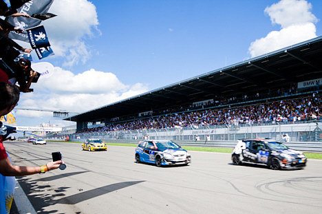 Jet Black Racing krydser målstregen efter 24 timer i det grønne helvede.